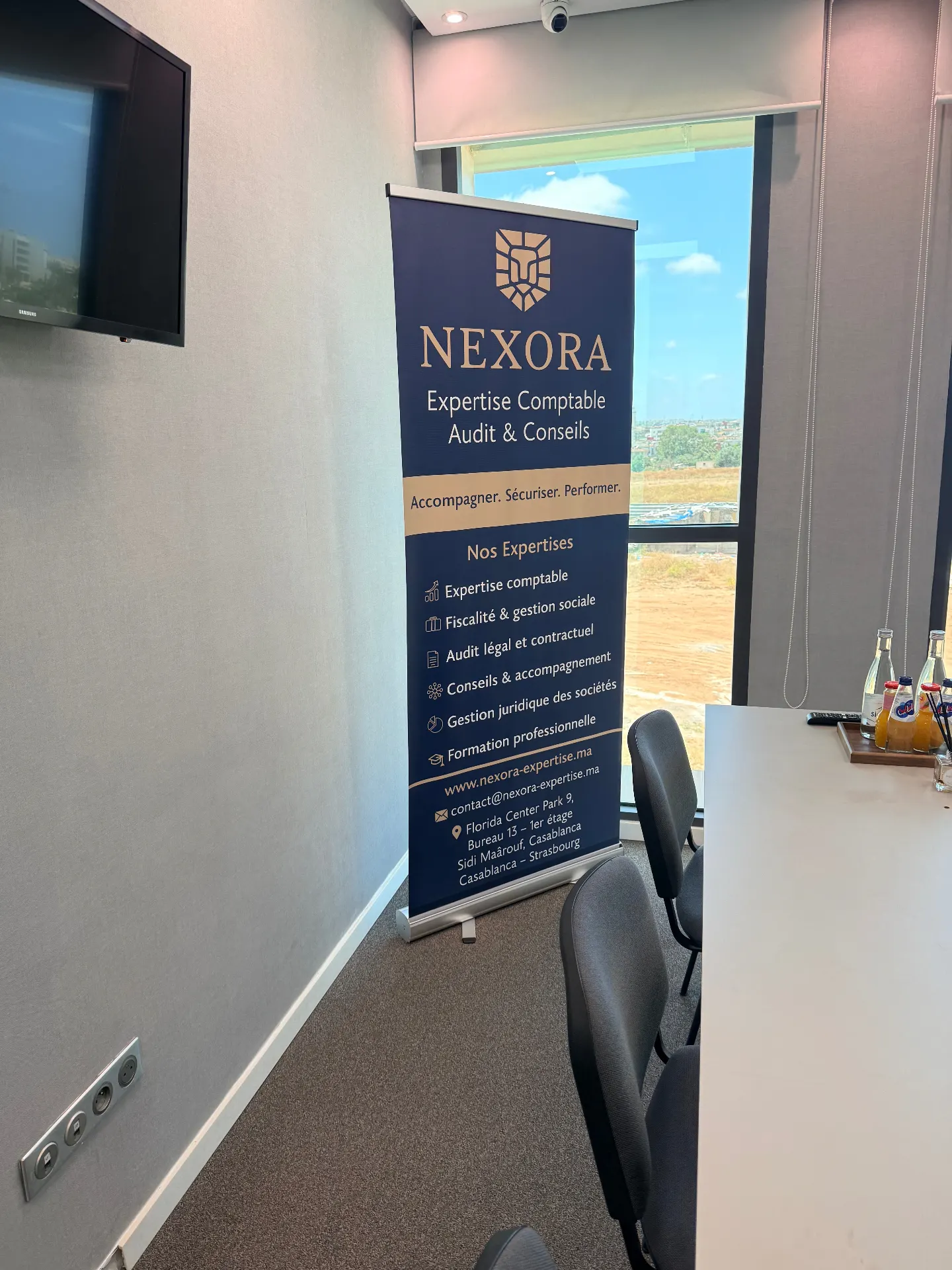 Kakémono NEXORA Expertise Comptable, Audit et Conseils en salle de réunion — Expertise Comptable, Audit & Conseils
