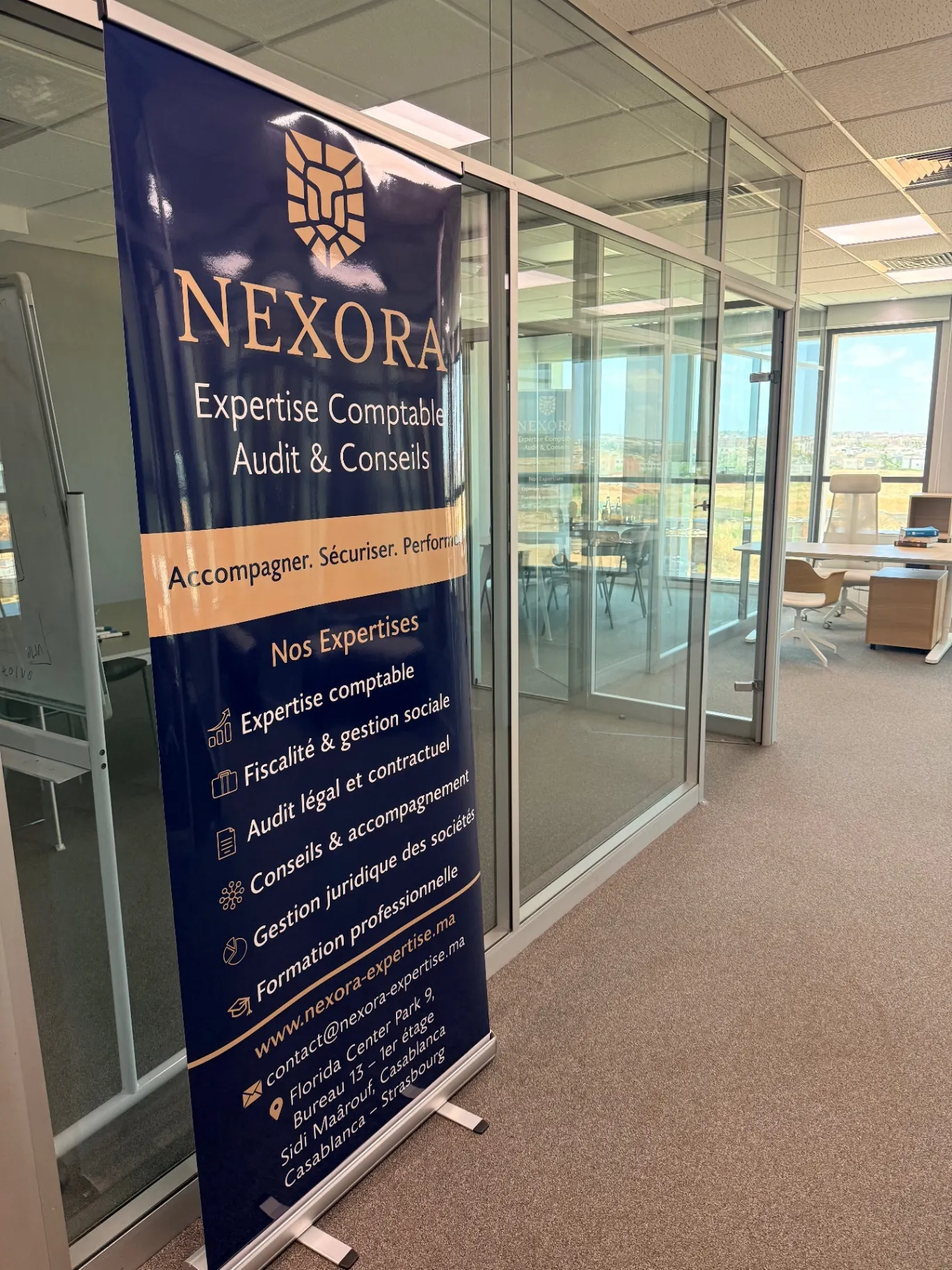Bureaux NEXORA Expertise Comptable, Audit et Conseils — vue couloir avec kakémono d'accueil